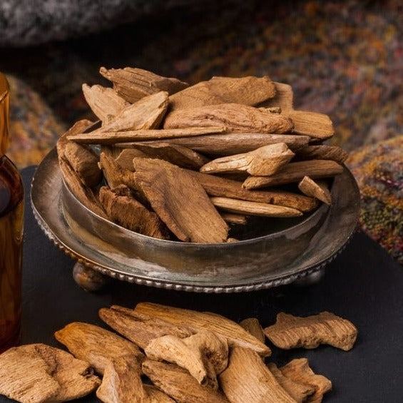 زيت عطري برائحة العود الحلو