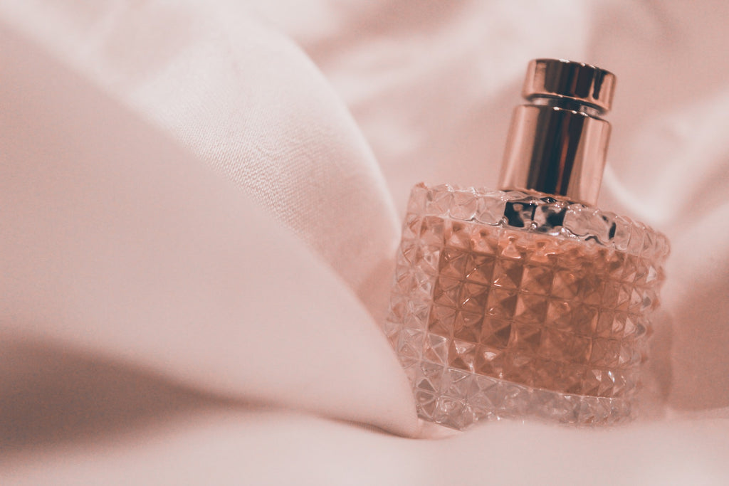 WHAT KIND OF PERFUME LASTS ALL DAY?